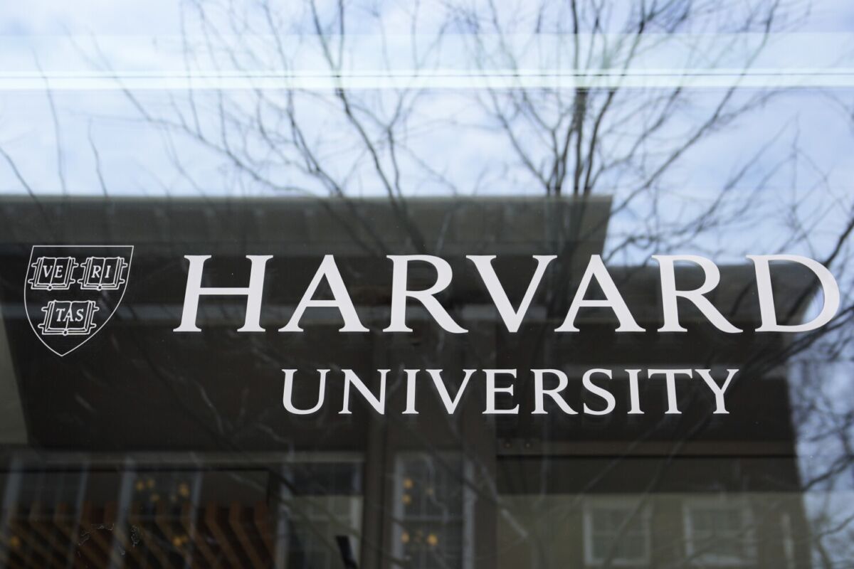 Trump Larang Mahasiswa Internasional Masuk AS, Harvard Melawan