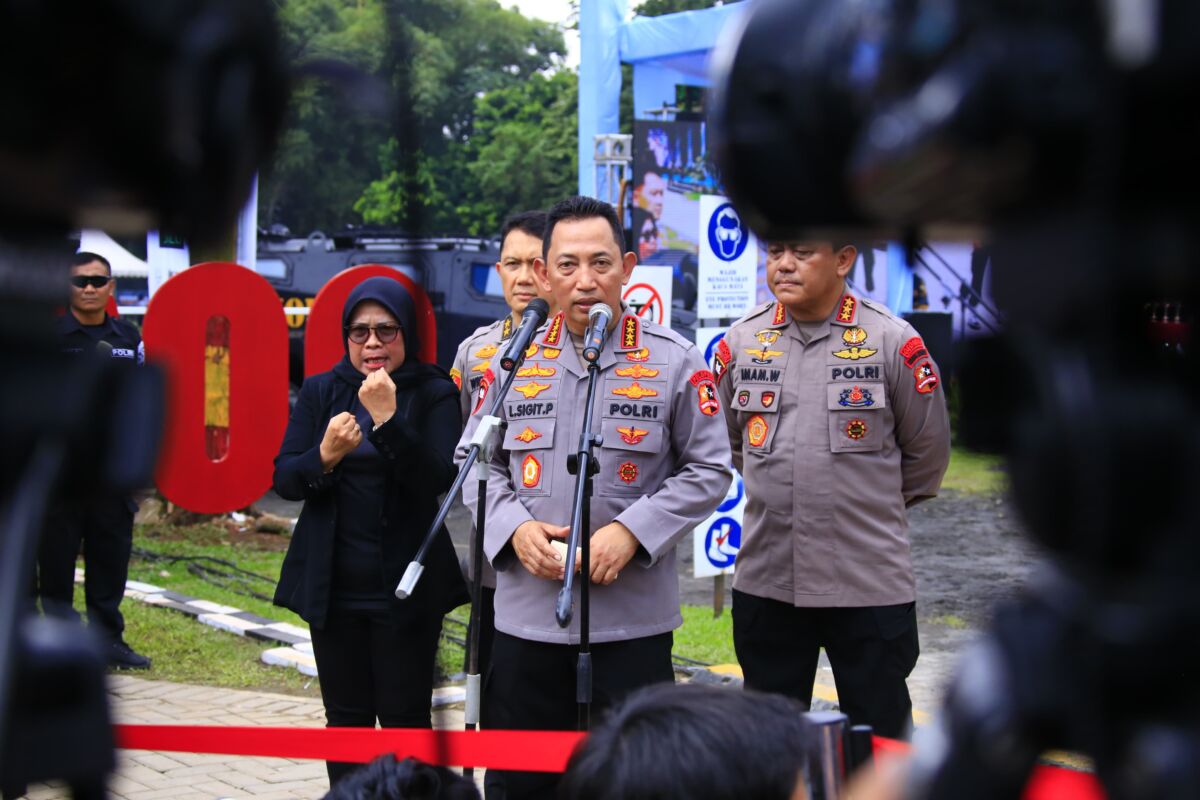 Kapolri Ikut Salurkan Ribuan Buruh Korban PHK ke Tempat Kerja Baru