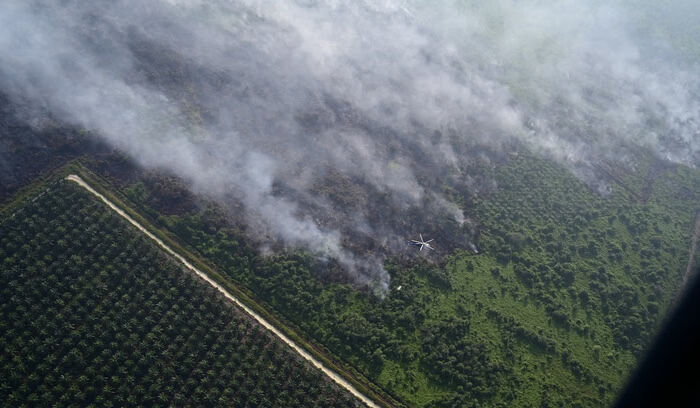 KARHUTLA -- Seluruh Titik Panas di Riau Berhasil Dipadamkan Melalui Hujan Buatan