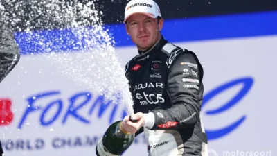 FORMULA E -- Nick Cassidy Raih Kemenangan Beruntun di London E-Prix 2025