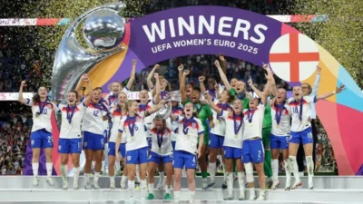 SEPAK BOLA — Menang Adu Penalti, Timnas Putri Inggris Pertahankan Gelar Juara Euro Wanita