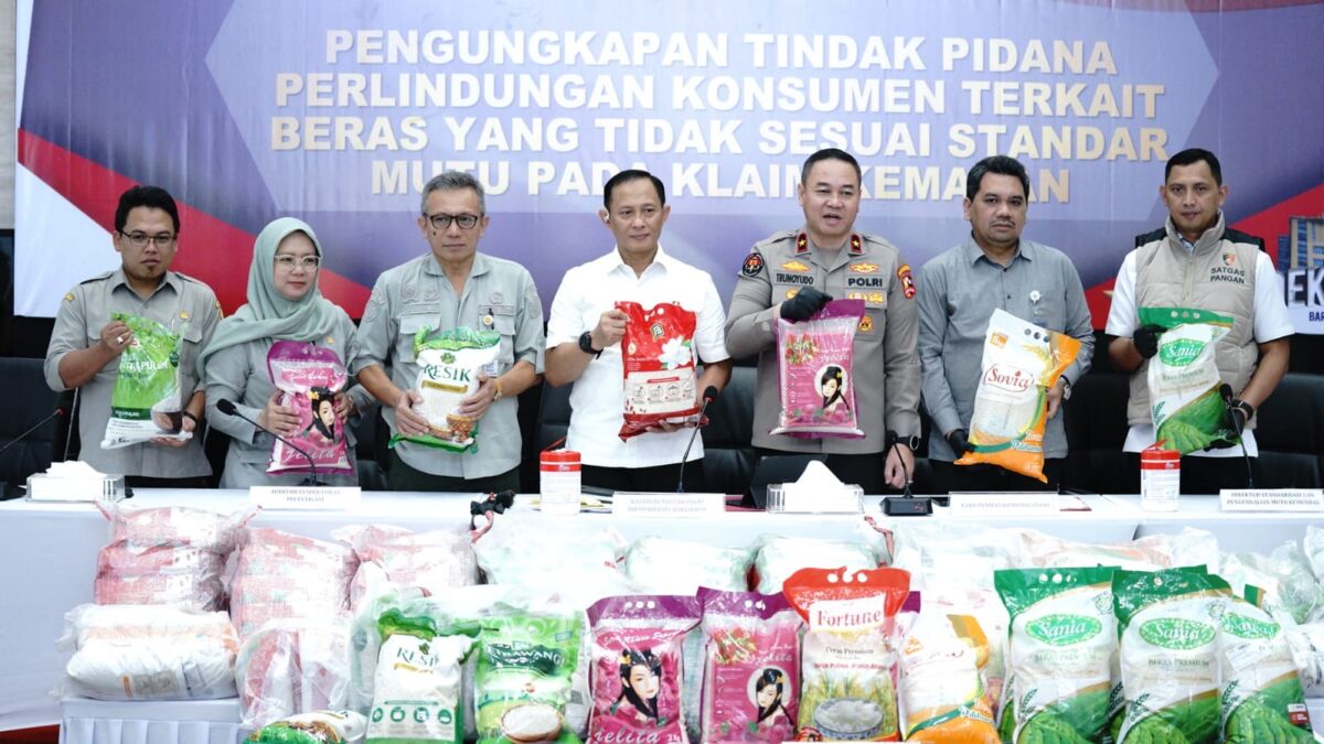 Polisi Sita 201 Ton Beras Oplosan dari Berbagai Merek