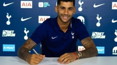 SEPAK BOLA -- Cristian Romero Resmi Perpanjang Kontrak dengan Tottenham Hotspur
