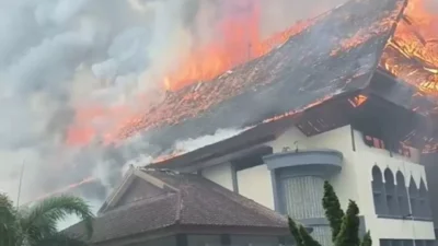 Seluruh Dokumen dan Aset DPRD NTB Ludes Terbakar dan Dijarah