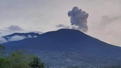 Gunung Marapi Sumbar Semburkan Abu Vulkanik Setinggi 1,6 Kilometer