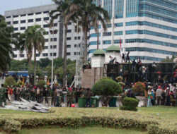 Hujan Deras, Ketegangan Aksi Demo Depan DPR Sedikit Mereda