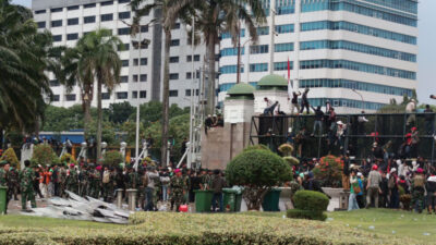 Dijaga Prajurit TNI, Aksi Demo Mahasiswa di Depan DPR Jadi Lebih Kondusif