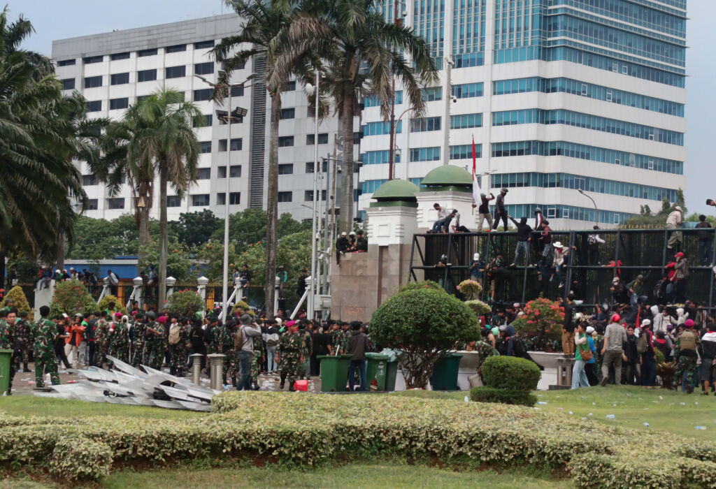 Dijaga Prajurit TNI, Aksi Demo Mahasiswa di Depan DPR Jadi Lebih Kondusif