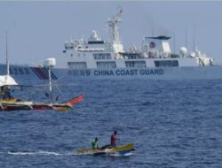 Kapal Penjaga Pantai Cina Usir Kapal Filipina di Perairan Huangyan Dao