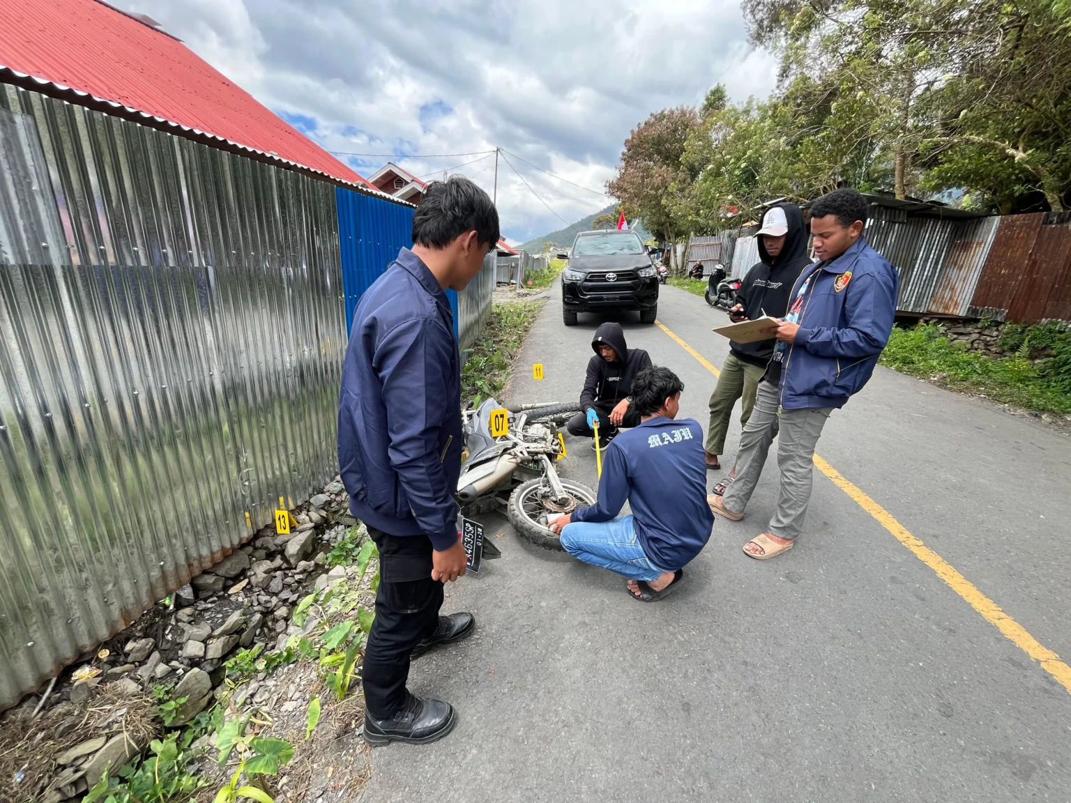 Satgas Damai Cartenz Olah TKP Penembakan Brigpol Ronal Enok di Puncak Jaya