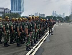 TNI Bersiaga di Dalam Gerbang Utama DPR RI