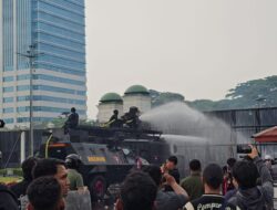 Mulai Ricuh, Polisi Pukul Mundur Aksi Demo Mahasiswa di Depan Gedung DPR