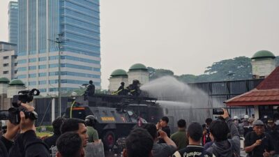 Mulai Ricuh, Polisi Pukul Mundur Aksi Demo Mahasiswa di Depan Gedung DPR