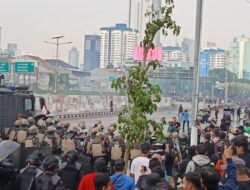 Aksi Mahasiswa dan Massa di DPR Memanas, Jalan Gatot Subroto Mencekam