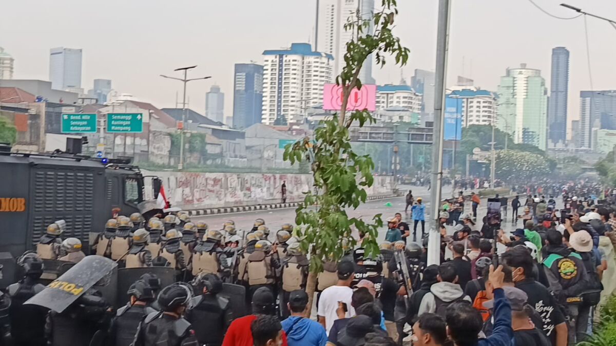 Aksi Mahasiswa dan Massa di DPR Memanas, Jalan Gatot Subroto Mencekam