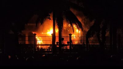 Demo Makin Memanas, GT Pejompongan Dibakar dan Pagar DPR Roboh