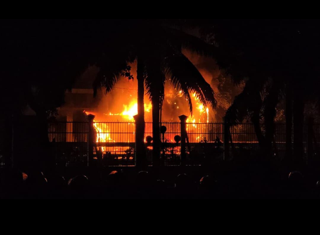 Demo Makin Memanas, GT Pejompongan Dibakar dan Pagar DPR Roboh