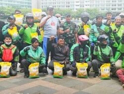 Sebanyak 5 Ton Beras SPHP Dibagikan dan Dijual Murah Bulog Bersama TNI di Bundaran HI