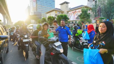 KSPSI dan Mabes Polri Bagi-bagi Sembako untuk Masyarakat Kecil