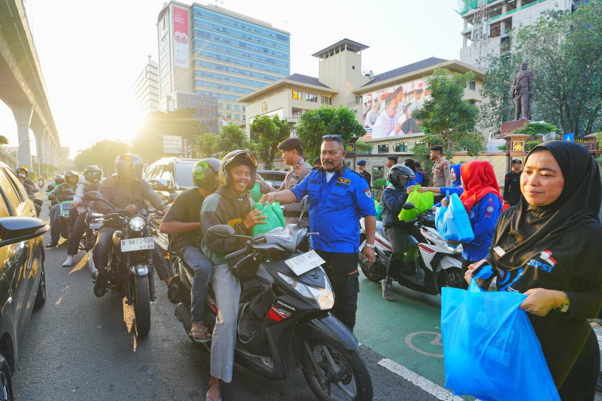 KSPSI dan Mabes Polri Bagi-bagi Sembako untuk Masyarakat Kecil