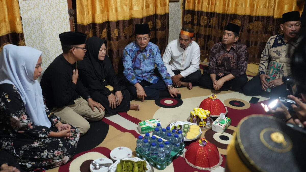 Menag Nasaruddin Umar Takziah ke Rumah Korban Terbakar Akibat Unjuk Rasa Anarkis