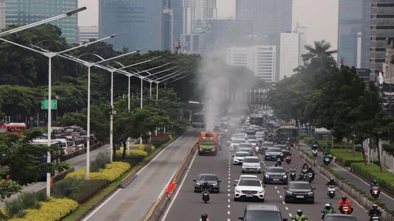 Tekan Polusi Udara, Water Mist Disemprotkan di Jakarta