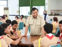 Presiden Prabowo Lihat Aktivitas Sekolah Rakyat, Disambut Semangat Para Siswa dan Pengajar