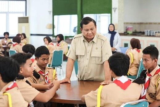 Presiden Prabowo Lihat Aktivitas Sekolah Rakyat, Disambut Semangat Para Siswa dan Pengajar