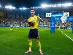 Jadi Pencetak Gol Terbanyak, Ronaldo Terima Sepatu Emas dari Legenda Al Nassr