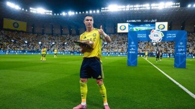 Jadi Pencetak Gol Terbanyak, Ronaldo Terima Sepatu Emas dari Legenda Al Nassr