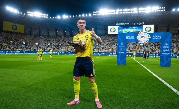Jadi Pencetak Gol Terbanyak, Ronaldo Terima Sepatu Emas dari Legenda Al Nassr