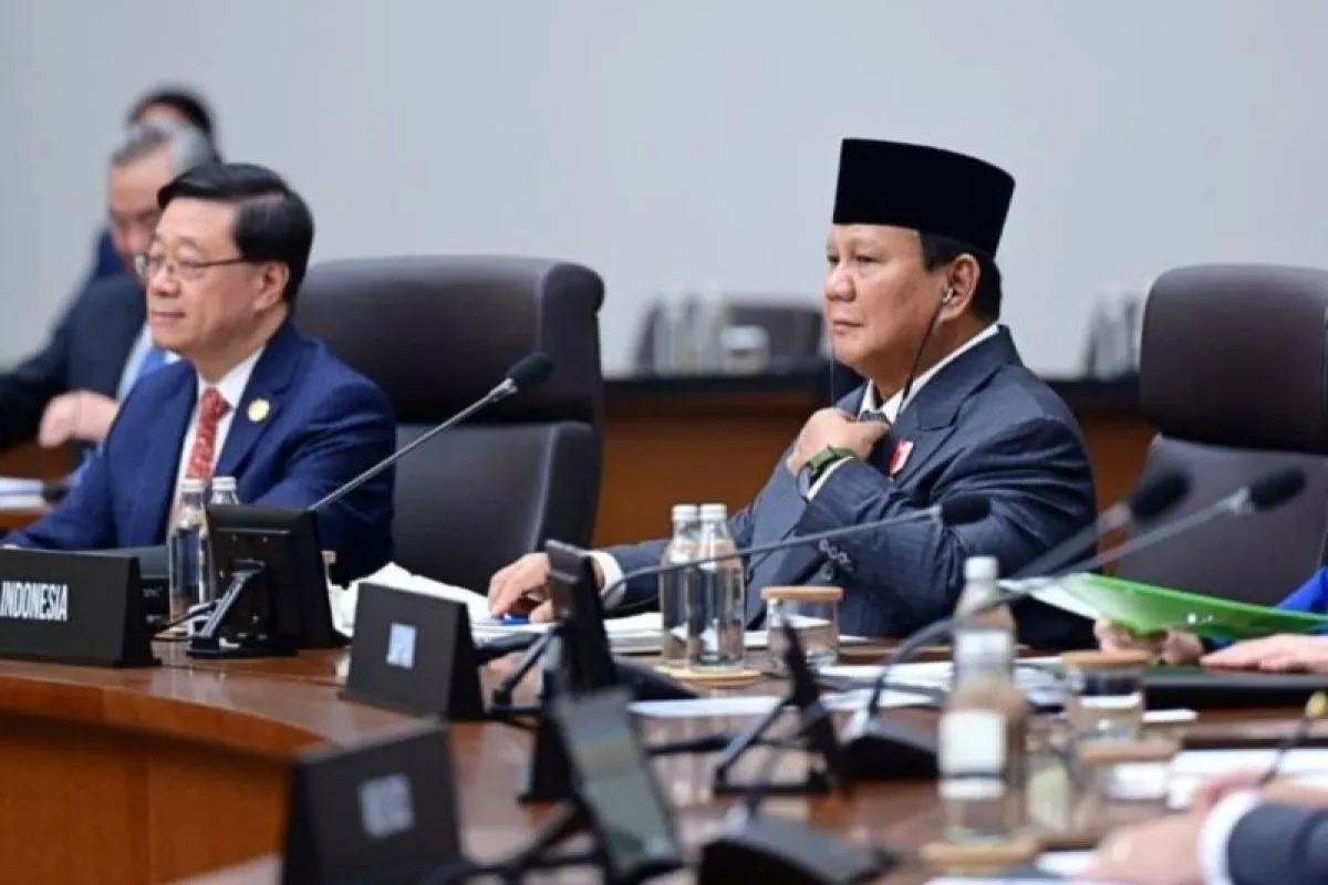 Presiden RI Prabowo Subianto (kanan) menghadiri sesi pertama APEC Economic Leaders’ Meeting (AELM) di Hwabaek International Convention Centre (HICO), Gyeongju, Republik Korea, Jumat (31/10/2025)