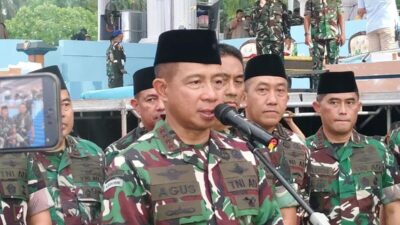 Panglima TNI Jenderal TNI Agus Subiyanto memberikan keterangan pers di Lapangan Silang Monas, Jakarta, Sabtu (4/10/2025).