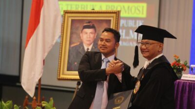 Raih Gelar Doktor (Cumlaude), Ariawan Patahkan Anggapan Anak Petani Sulit Raih Pendidikan Tertinggi