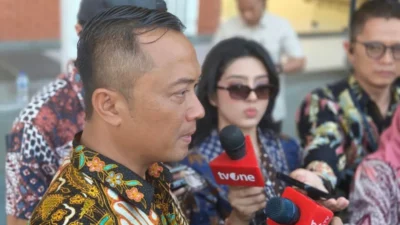 Menteri Sekretaris Negara Prasetyo Hadi menyampaikan keterangan di Lanud Halim Perdanakusuma, Jakarta, Selasa (14/10/2025), terkait hasil kunjungan kenegaraan Presiden Prabowo Subianto ke KTT Perdamaian Gaza di Mesir