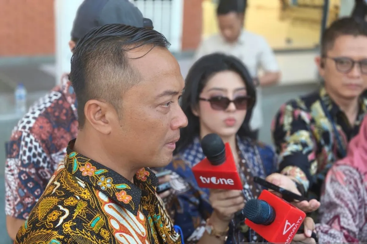 Menteri Sekretaris Negara Prasetyo Hadi menyampaikan keterangan di Lanud Halim Perdanakusuma, Jakarta, Selasa (14/10/2025), terkait hasil kunjungan kenegaraan Presiden Prabowo Subianto ke KTT Perdamaian Gaza di Mesir