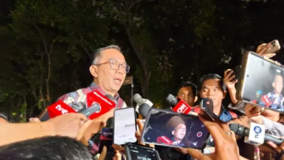 Menteri Pendidikan Tinggi, Sains dan Teknologi Brian Yuliarto menyampaikan keterangan seusai menghadiri rapat terbatas yang dipimpin Presiden Prabowo Subianto di kediaman pribadinya kawasan Kertanegara