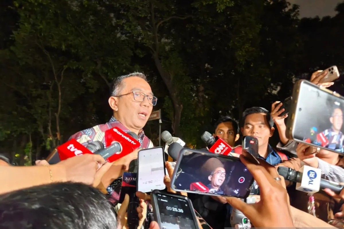 Menteri Pendidikan Tinggi, Sains dan Teknologi Brian Yuliarto menyampaikan keterangan seusai menghadiri rapat terbatas yang dipimpin Presiden Prabowo Subianto di kediaman pribadinya kawasan Kertanegara