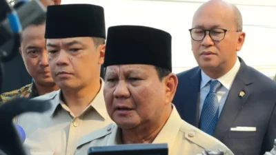 Prabowo Subianto menyampaikan keterangan terkait hasil kunjungan kenegaraannya ke KTT Sharm el-Sheikh, Mesir, di Lanud Halim Perdanakusuma, Jakarta, Selasa (14/10/2025)
