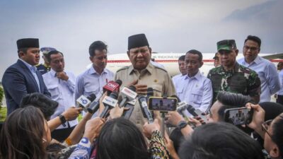 Presiden Prabowo Subianto (tengah) memberikan keterangan kepada wartawan saat tiba di Pangkalan Udara TNI AU Halim Perdanakusuma