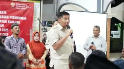 Menteri PKP Maruarar Sirait saat berdialog dengan warga di kawasan kumuh yang berada di Kelurahan Jember Kidul, Kabupaten Jember, Sabtu (18/10/2025) malam