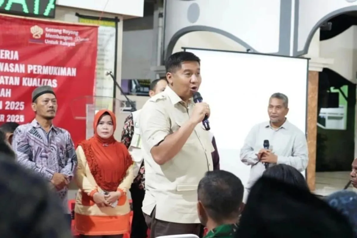 Menteri PKP Maruarar Sirait saat berdialog dengan warga di kawasan kumuh yang berada di Kelurahan Jember Kidul, Kabupaten Jember, Sabtu (18/10/2025) malam