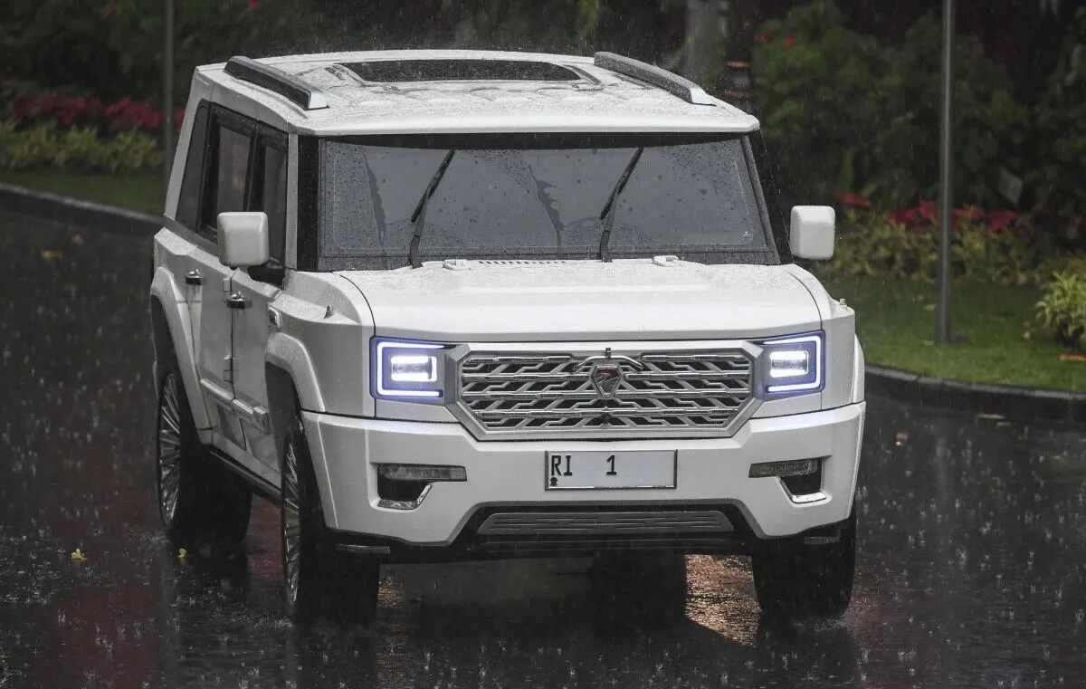 Mobil kepresidenan Maung Garuda yang membawa Presiden Prabowo Subianto dan Perdana Menteri China Li Qiang saat menuju jamuan makan siang di Istana Kepresidenan