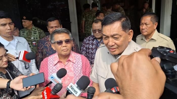 Menteri Pertahanan, Sjafrie Sjamsoeddin, saat menerima kunjungan elite PKS di Kantor Kementerian Pertahanan (Kemenhan), Jakarta, Jumat (17/10/2025). Ketua Majelis Syuro PKS Sohibul Iman menginginkan agar kader partainya dilatih menjadi komponen cadangan (komcad) oleh Kemenhan.