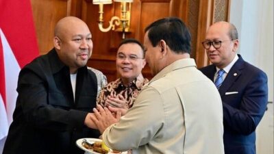 Momen syukuran ulang tahun ke-74 Presiden Prabowo Subianto yang dihadiri orang-orang dekat dan sejumlah pejabat