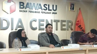Anggota Komisi II DPR RI Ahmad Irawan (tengah) dalam diskusi publik di Gedung Bawaslu, Jakarta