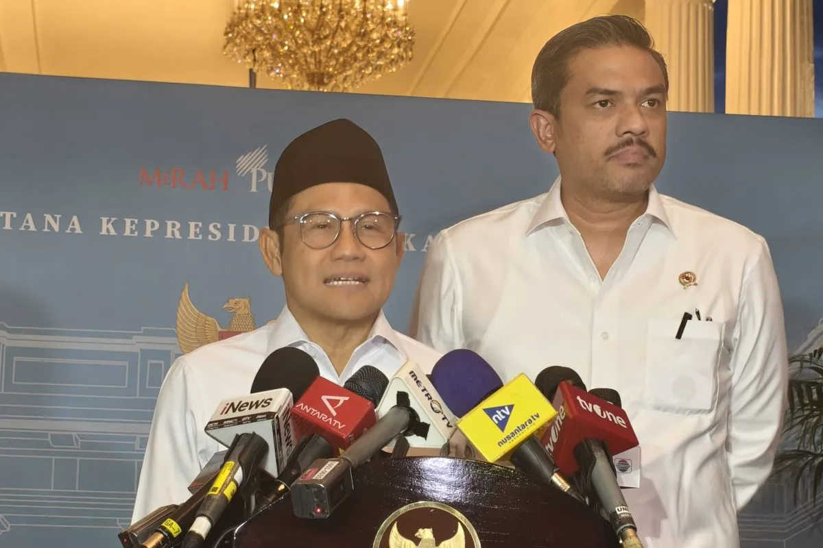Menteri Koordinator Bidang Pemberdayaan Masyarakat, Muhaimin Iskandar (kiri) dan Menteri UMKM Maman Abdurahman menyampaikan keterangan usai rapat terbatas bersama Presiden RI Prabowo Subianto di kompleks Istana Kepresidenan, Jakarta, Selasa (4/11/2025).