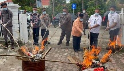 Kejari Paluta Musnahkan Barang Bukti Narkoba dan Judi