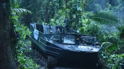 TNI Kerahkan Kendaraan Amfibi Pindahkan Badak Jawa Mustofa
