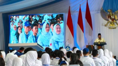 Presiden Prabowo Pastikan Smartboard Hadir di Setiap Kelas, Dana Dialokasikan dari Hasil Korupsi